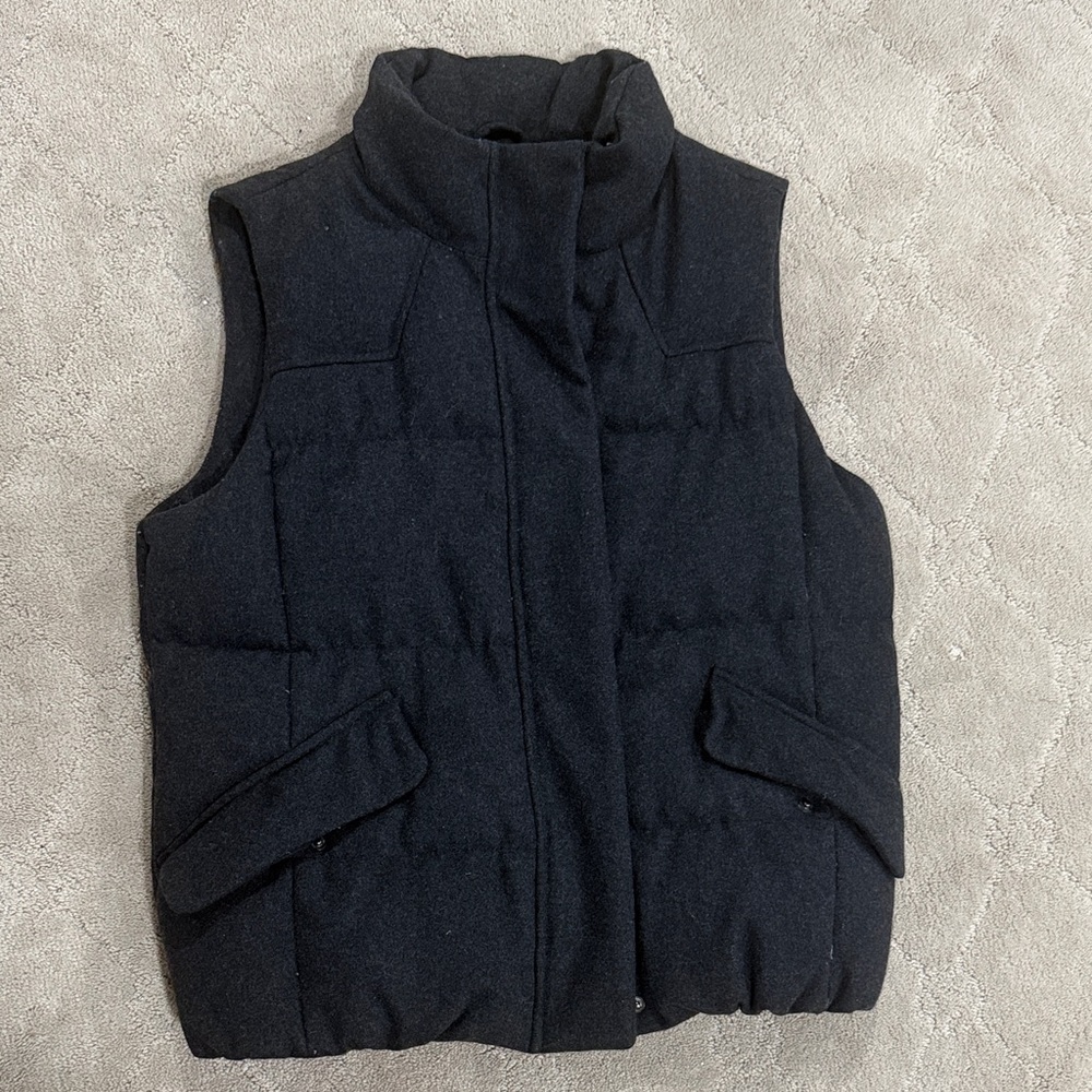 GAP Dark Grey Puffer Vest Size L-women’s